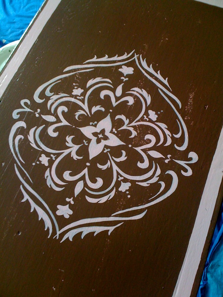 vintage twisted : brown & pink medallion table