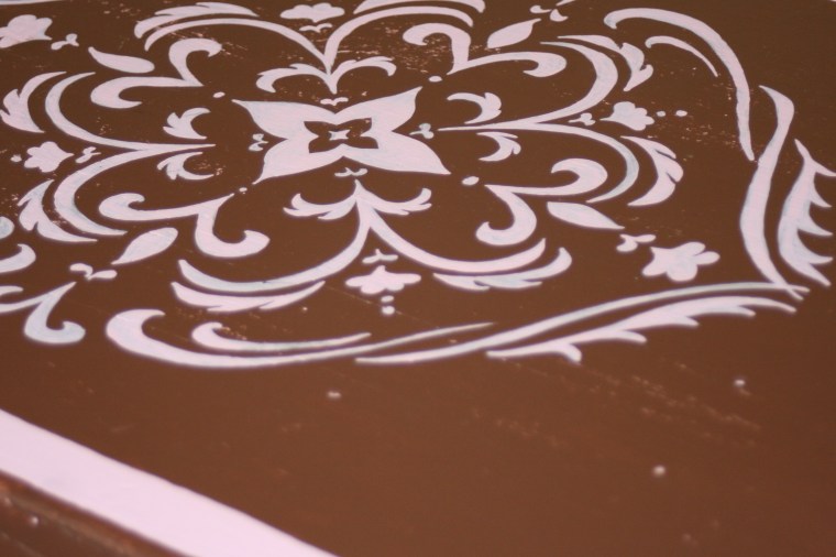 vintage twisted : chocolate & pink table/detail